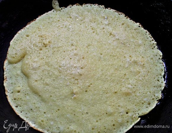 Смазываем чугунную сковороду кисточкой с маслом и наливаем тесто,когда сковорода накалится.