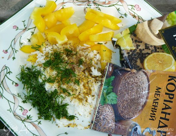 Крупно нарезать болгарский перец, веточку укропа измельчить. Посолить по вкусу. Добавить лимонный перец.