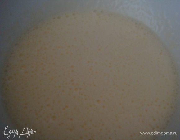 В первую очередь  включим духовку 200°С. Взбиваем яйца с сахаром.