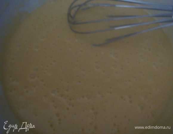 В взбитые яйца добавляем муку, сухое молоко, соду гасим уксусом, немного солим. Хорошо перемешиваем.