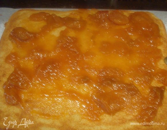 Горячий бисквит быстро смазываем вареньем (можно смазать сгущенкой) сворачиваем рулет. Даем остыть.