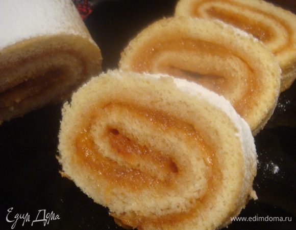 Готовый рулет посыпаем сахарной пудрой. Нарезаем  рулет. Приятного чаепития!