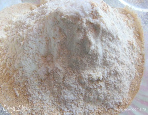 Добавляем пшеничную муку, ее просеивать не надо. Всыпаем дрожжи, соль и хорошенько все перемешиваем ложкой.