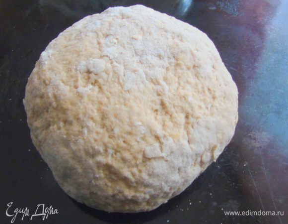 Стол присыпаем мукой и придаем тесто форму шара))) выкладываем на противень. Закрываем противень пленкой и отправляем в теплое место на 30 минут. Я ставлю на стул возле теплой духовки.