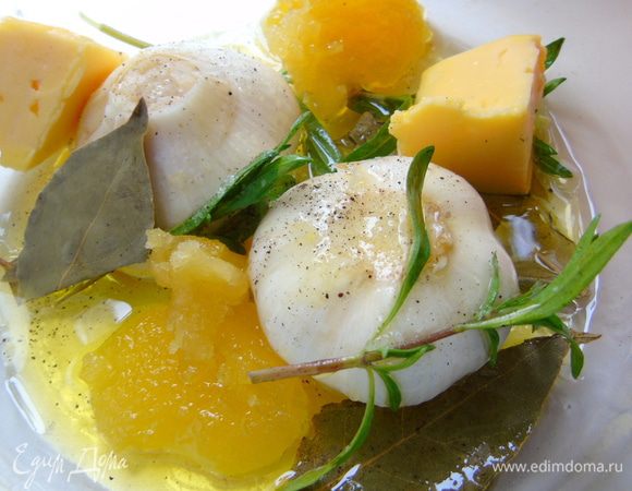 А пока тесто подходит, мы приготовим чеснок. В форму для запекания выкладываем чеснок (2 шт) слегка срезав верхушку, но не чистим. Добавляем травку (тимьян или розмарин), лавровый лист (3 шт), поливаем медом (2 ч.л.) присыпаем перцем и щепоткой соли, добавляем 40 г сливочного масла и поливаем обильно оливковым маслом (50 мл). Отправляем в духовку на 30-40 минут. Если чеснок молодой то и 20-25 минут будет достаточно.