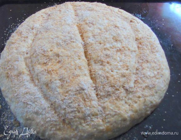 Делаем надрезы по длине, смазываем молоком и присыпаем отрубями что остались после просеивания муки. Отправляем в разогретую до 200°C духовку на 35 минут.