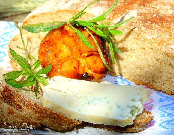 А как же вкусно кусочек такого хлебушка с запеченным камамберем или кусочком горгонзолы и сверху выдавленный зубчик запеченного чеснока ... Это очень вкусно! Приятного аппетита!