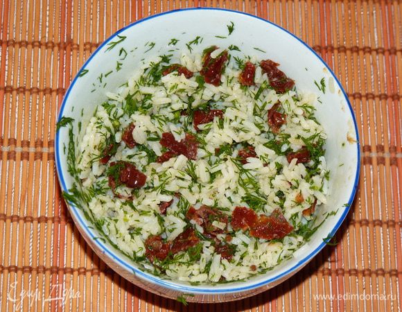 Рис отварить заранее, остудить. Разделить на 2 части. В одну часть добавляем измельченный укроп и вяленые томаты, порезанные на полоски. Солим по вкусу.