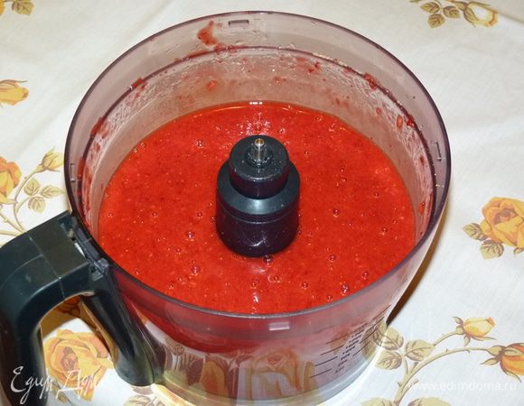 Добавить сахар и измельчить. Я воспользовалась кухонным комбайном: высокие обороты на 2 минуты. Количество сахара в оригинальном рецепте было 1 кг, но я уменьшила, уж очень сладко! В этом году клубника кислая, а если брать сладкую, то можно еще меньше... Тут дело вкуса.