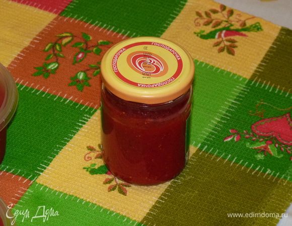 Можно хранить в стеклянных стерилизованных баночках в холодильнике, но недолго. У нас за пару дней съедают...