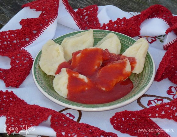 Очень вкусно с просто творогом, блинами, варениками, клецками, тостами... У нас сегодня вареники с творогом.