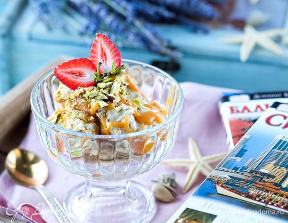 Выкладываем банановую массу в креманку, украшаем по желанию. У меня это соленая домашняя карамель, рубленые фисташки, свежая клубника. Сразу же подаем, наслаждаемся, и думаем о предстоящем отдыхе:)