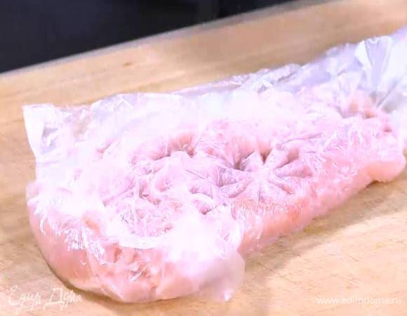 Филе индейки поместить в целлофановый пакет и отбить, чтобы оно стало как можно тоньше.