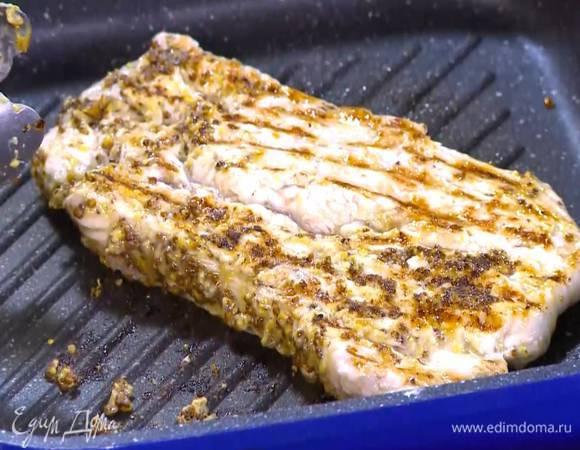 Разогреть сковороду-гриль, выложить индейку и обжарить с двух сторон до готовности.