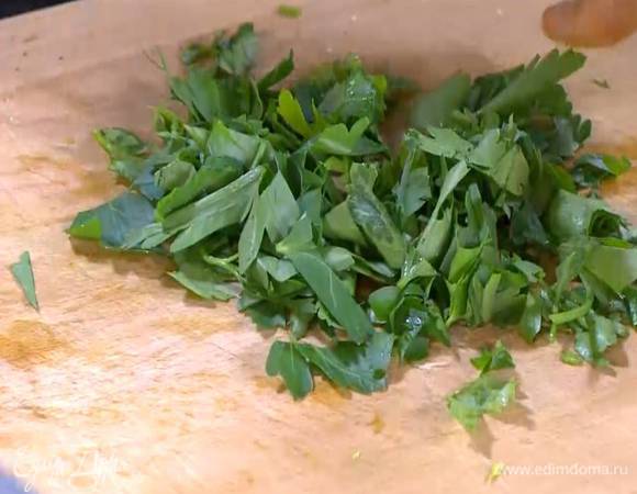 Петрушку крупно порезать.