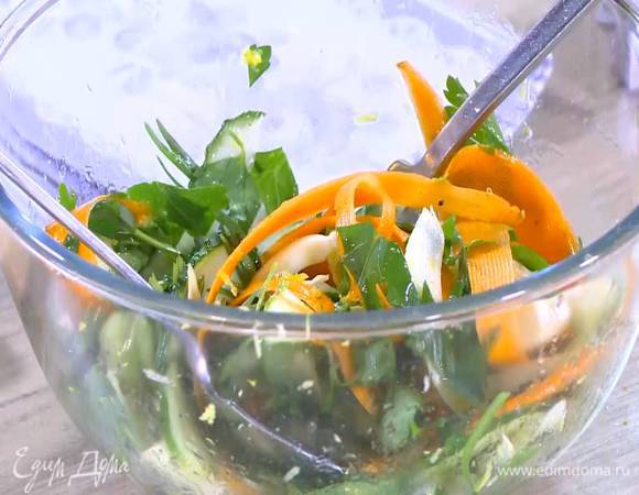 К фенхелю добавить морковь, огурец, петрушку и листья тархуна, полить оставшимся лимонным соком и оливковым маслом, все перемешать.