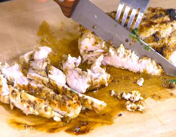 Обжаренную индейку нарезать тонкими полосками и выложить на салат.