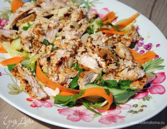 Посыпать салат миндальными лепестками.