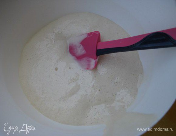 Тесто: приготовить опару: В теплом молоке растворить 1 ст. л. сахара, дрожжи и 50 грамм муки. Оставить на полчаса в теплом месте.