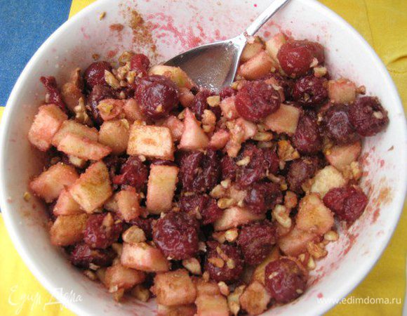 Начинка: грецкие орехи обжарить на сухой сковороде, остудить, порубить ножом. Половину крупного зеленого кисло-сладкого яблока очистить, порезать кубиками. Смешать яблоко, вишню без косточек (если вишня замороженная, то предварительно разморозить, сок слить, вишню обсушить бумажным полотенцем), орехи, коричневый сахар и корицу.