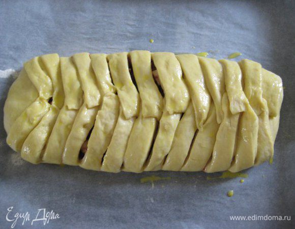 Взбить желток с молоком, яичной смесью смазать кисточкой плетенку.