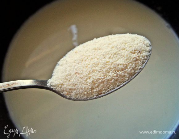 Насыпаем в молоко манку или семолину.