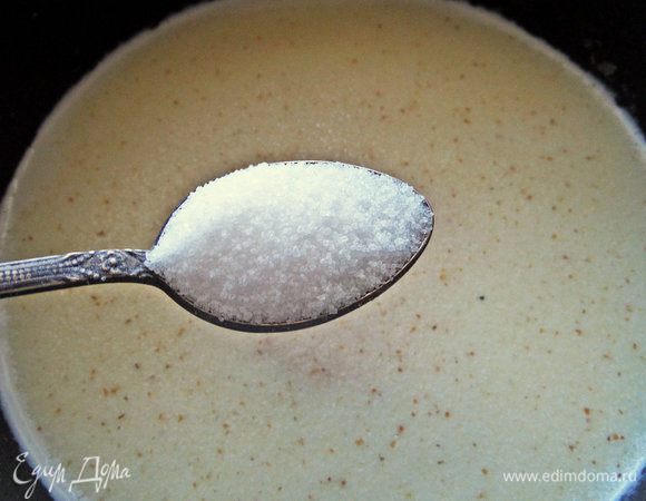 Добавляем сахар и ваниль.