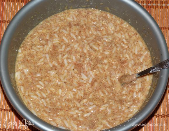 Разделить на две части. Влить одну в рисовую с зеленью смесь. Перемешать. Вторую часть влить в икорную смесь, перемешать.