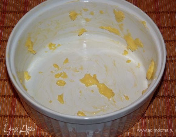 Форму смазать холодным маслом, оставляя кусочки масла на стенках и на дне. Нужно учесть, что пирог немного поднимется, у меня форма глубокая.