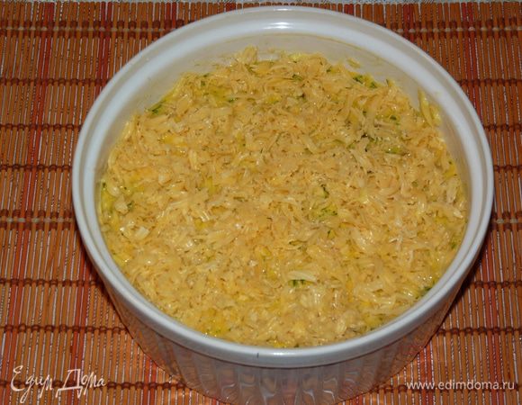 Натереть сыр на терке и посыпать сверху.