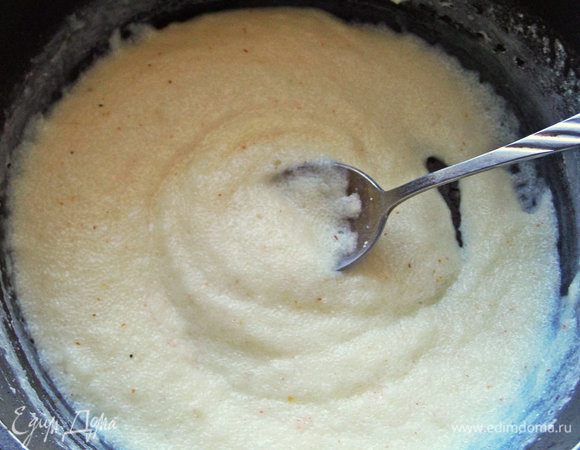 Варим обычную густую манную кашу. Можно также воспользоваться остаточной порцией от завтрака.