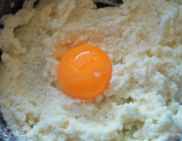 Остужаем, отправляем в манку только желток, растираем.