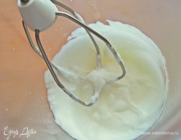 Белок взбиваем с солью в сухой посуде.