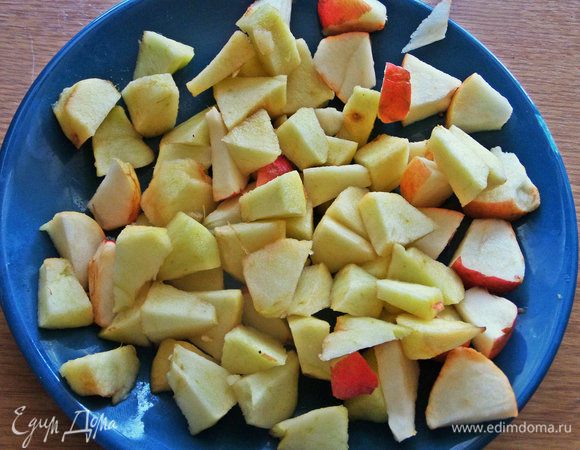 Для начинки яблоко нарезать прямо с кожицей.