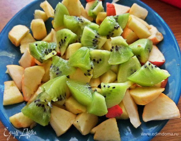 Киви очистить, нарезать тоже.