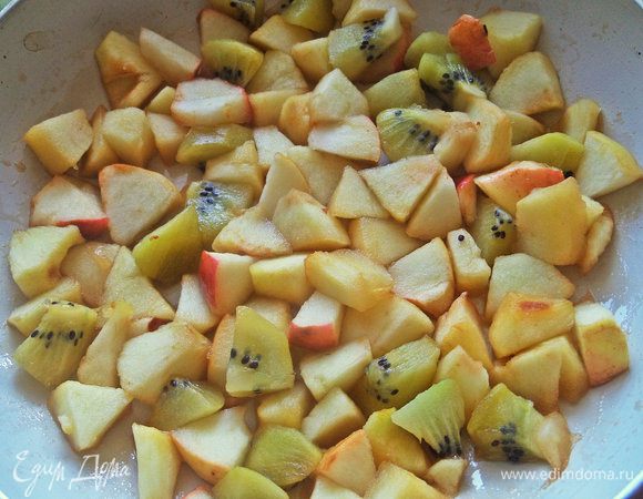 Тушим пару минут в сковороде с любым сиропом или медом или сахаром.