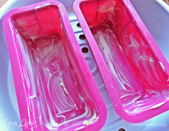 Я решила запечь в мультиварке на пару вот в таких силиконовых формочках. Ширина — 5 см, длина — 13 см,высота — 4 см. Смазываем их обильно мягким маслом.