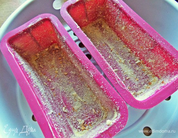 Посыпаем сухарями.