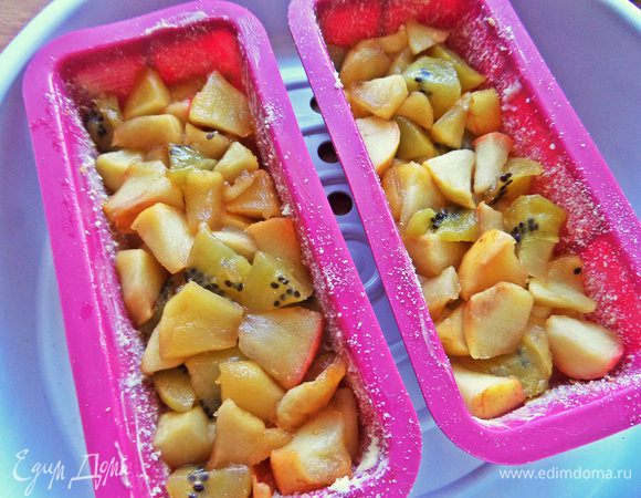 Распределяем всю начинку, утрамбовываем.