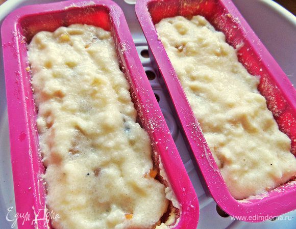 Сверху остальную манную массу.