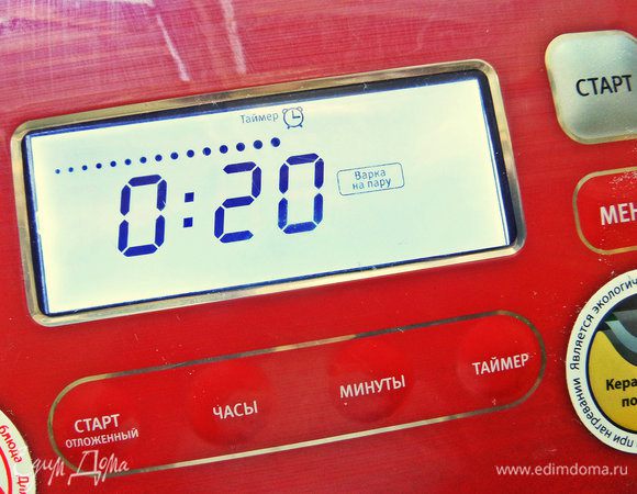 Можно запечь в духовке, но летом в жару удобно в мультиварке. Программа «на пару». Не забываем наполнить чашу литром воды!