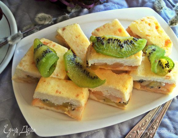 Остужаем. Легко вынимаем из формочек, нарезаем для удобства на порции. Украшаем киви.
