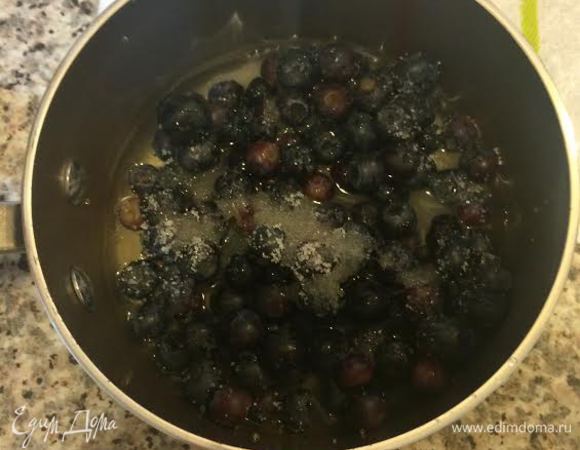 Для сиропа: в миске смешать чернику, воду, сахар и лимонный сок. Помешивая довести до кипения.