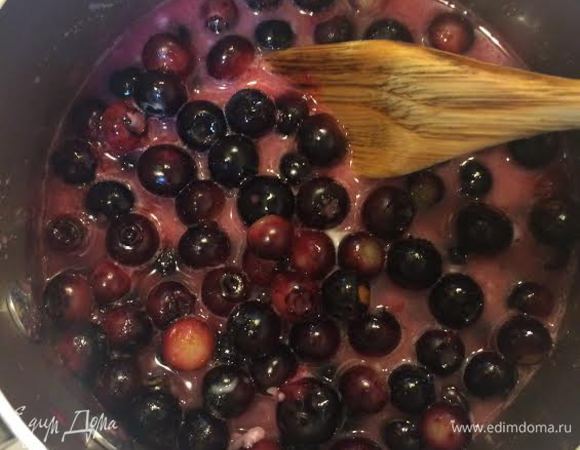 В пиале смешать крахмал с холодной водой и медленно ввести в черничный сироп, аккуратно помешивая, чтобы не раздавить ягоды. Варить на медленном огне до загустения (3-5 минут). Снять с огня и осторожно перемешать с ванильным экстрактом.