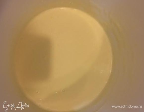 Смешать жидкие ингредиенты с сухими и хорошо перемешать венчиком.