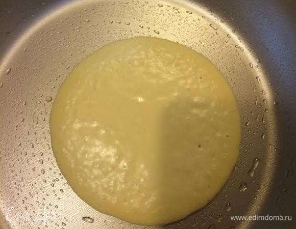 Разогреть сковороду, смазать ее слегка маслом (как когда мы жарим блины). Выложить тесто и жарить, пока на поверхности не образуются пузырьки.