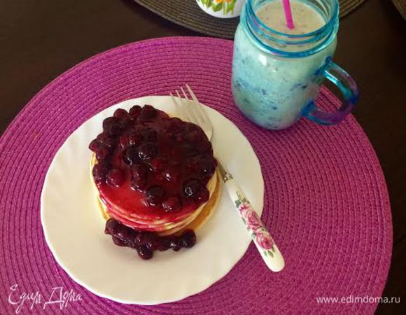 Сложить стопкой на подогретую тарелку и полить сиропом. Приятного аппетита!