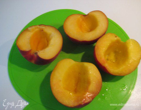 Сладкие, вкусные персики (или нектарины), разрезать на четвертинки, вынуть косточку.