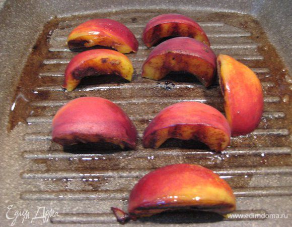 Смазать сливочным маслом сковороду-гриль, поджарить персики срезом вниз. Переложить на тарелку, посыпать корицей.