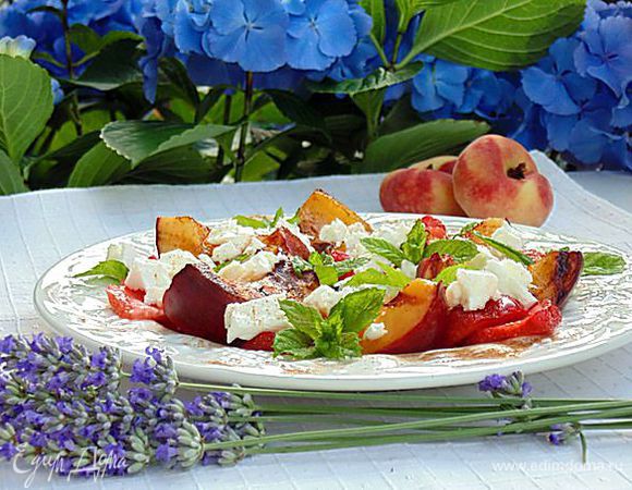 Сервировка: на тарелку выложить персики, клубнику, покрошить фету, полить медом, украсить листочками мяты.
Приятного аппетита!! Это очень вкусно!!
